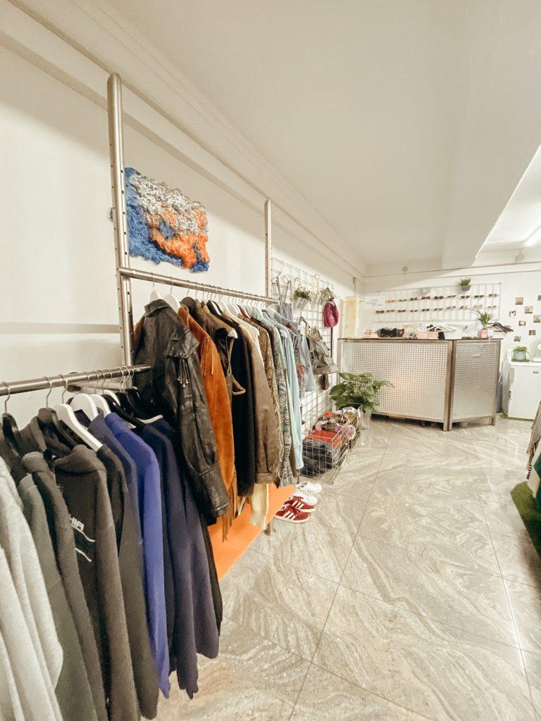 Thrifting Revolution:​ Transform Your Wardrobe with ‍Unique Finds